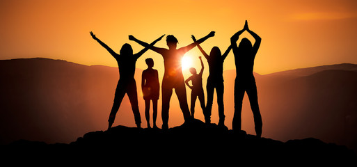 Weibliche Silhouetten beim Workout bei Sonnenaufgang