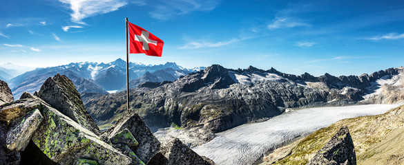Schweizer Flagge über dem Rhonegletscher - obrazy, fototapety, plakaty