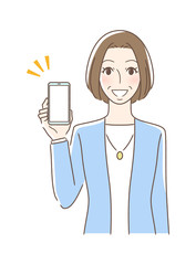 笑顔でスマホの画面を見せる正面向きの女性