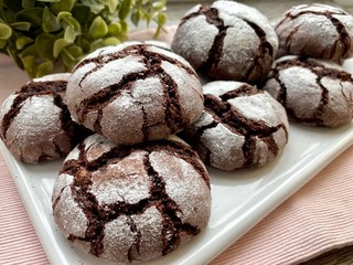 Chocolate chip cookies with cracks, powdered sugar, close-up.