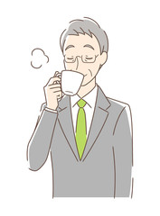 マグカップのコーヒーを飲む男性