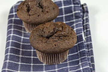 muffin au chocolat sur une table