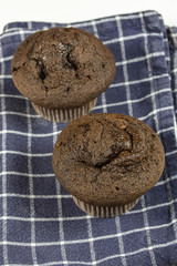 muffin au chocolat sur une table