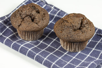 muffin au chocolat sur un fond blanc