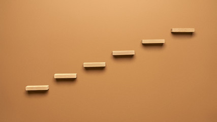 Wspinaczka po schodach do sukcesu i postępu w conceptualnym wizerunku © piotrszczepanek