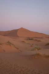 Fototapeta na wymiar Amanecer en desierto Erg Chebbi, Sahara, Marruecos. Desierto de Sahara en Merzouga