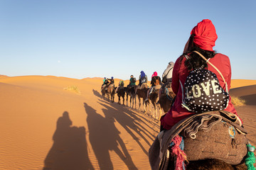 Excursión Desierto del Sahara en Merzouga, Marruecos. Viaje en camello a un campamento nómada...