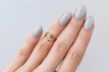  Mooie dames hand met manicure close-up op polka dot background © Darya Lavinskaya