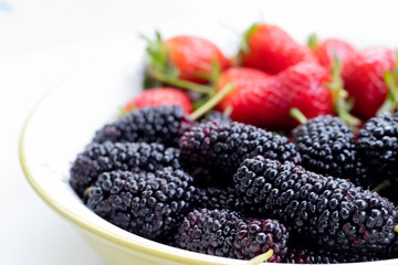 blackberries in a bowl
