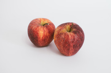 Dos manzanas Fuji sobre fondo blanco