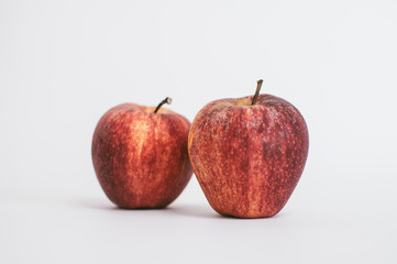 Dos manzanas Fuji sobre fondo blanco