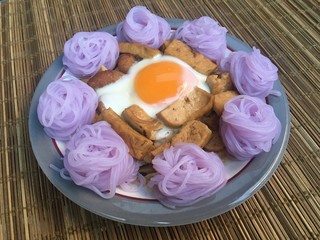 Obraz na płótnie Canvas Purple Rice Noodles with Tofu Fried sauce and egg fried