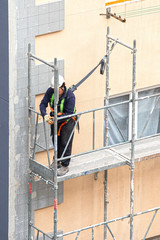 línea de vida o cinturón de seguridad para proteger a un obrero de la construcción