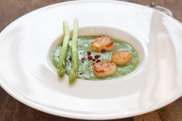 Seared Scallops with Asparagus and Green Sauce