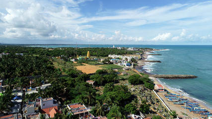 Naklejka premium Top view of beautiful white sand beach with turquoise sea water and palm trees, aerial drone shot
