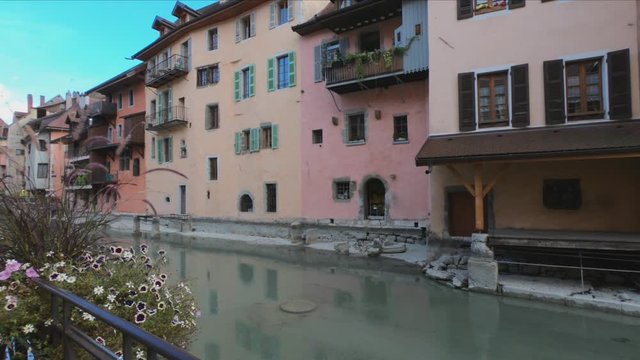 SLOW MOTION - The sluice in the Thiou canal. The Quai de l'&Eacute;v&ecirc;ch&eacute;, the l'&Eacute;v&ecirc;ch&eacute; passage and the colorful buildings facades along the Thiou river, Annecy, France.