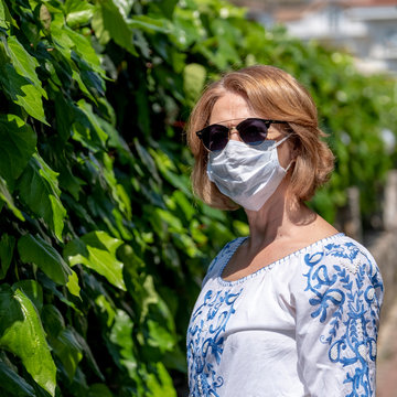 Woman wearing a protective mask to protect herself from corona virus