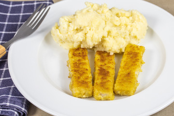bâtonnets de poisson pané et purée de pomme de terre
