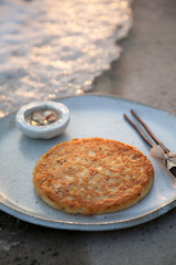 녹두를 갈아 만든 한국 전통음식 빈대떡