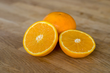 Naranja dividida en dos.