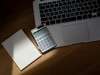 キーボードと計算機（ノートパソコン）