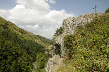 Sentiero che costeggia una gola Majella per arrivare ad un eremo