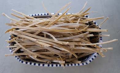 pates fraiches dans un plat ovale