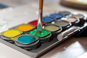 Malen mit Deckfarbkasten