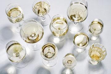 verschiedene Gläser gefüllt mit Weißwein