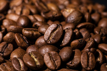 Viele geröstete Kaffeebohnen. Fotografiert mit Makroobjektiv.
