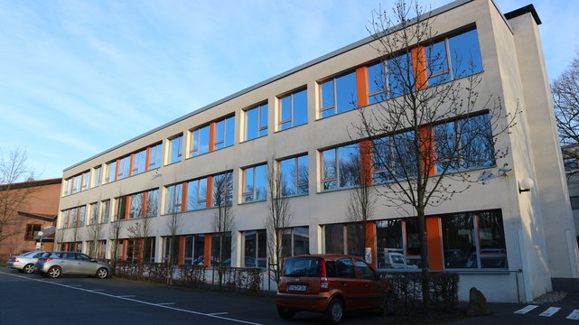 Fassade Schule WDVS Moos Algen