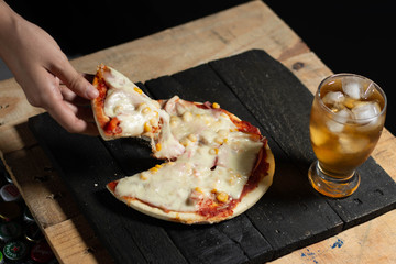 Pizza casera con queso y refresco