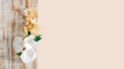 flores blancas y amarillas de papel sobre mesa de madera