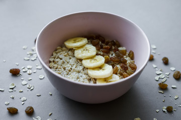 Oatmeal with banana and raisin