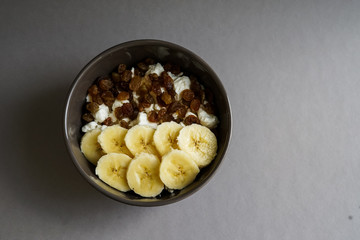 Oatmeal with banana and raisin