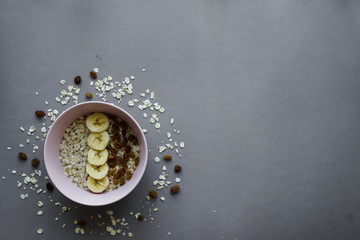 Oatmeal with banana and raisin