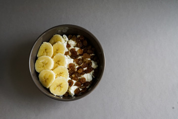 Oatmeal with banana and raisin