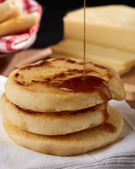 Corn bread with syrup and cheese