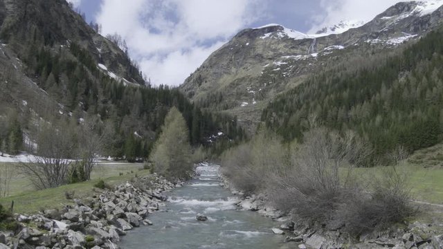 Isel, Bach, Fluss, Matreier Tauernhaus, Felbertauern,  Bachbett, Feld, Wiese, Feuchtwiese, Landwirtschaft,  Weg, Bauf&auml;llig, Wasser, Matrei, Osttirol, Hohe Tauern, Nationalpark, Fr&uuml;hling, Fr&uuml;hjahr, Sch
