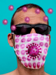 Mann mit Maske gegen Coronaviren und Sonnenbrille