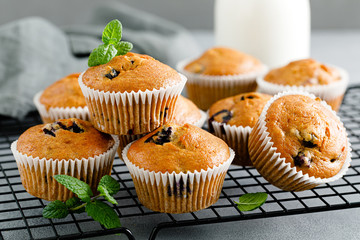 BlebeBlueberry banana muffins with fresh berriesrry banana muffins with fresh berries