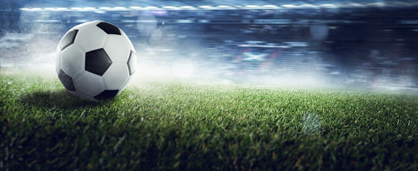 Fussball ligt auf Stadionrasen