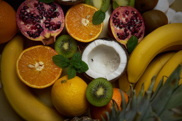 Owoce w przygotowaniu do pysznej sałatki owocowej. Zbliżenie na strukture owoców i przepiękne kolory.