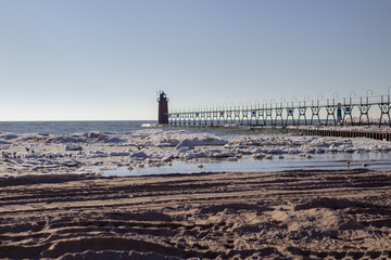 Obraz premium Beach and lighthouse in a sunny afternoon at South Haven Lake Michigan