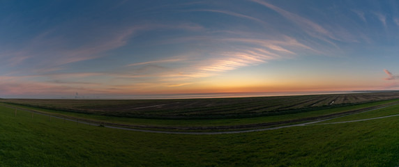 Fototapeta premium Sonnenuntergang am deich bei Pilsum