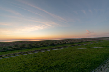 Sonnenuntergang am deich bei Pilsum
