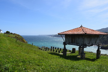 hórreo en la costa de Cadavedo Asturias, España