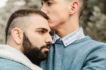 Obraz premium Gay couple in love on a mountain road