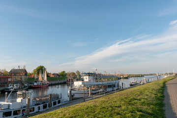 Obraz premium Greetsieler Hafen im Frühling