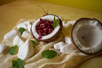 Propozycja podania owocu granatowca w kokosie. Zdrowie i witaminy,wspaniałe kolory  sposób podania owoców. © ProBafoto